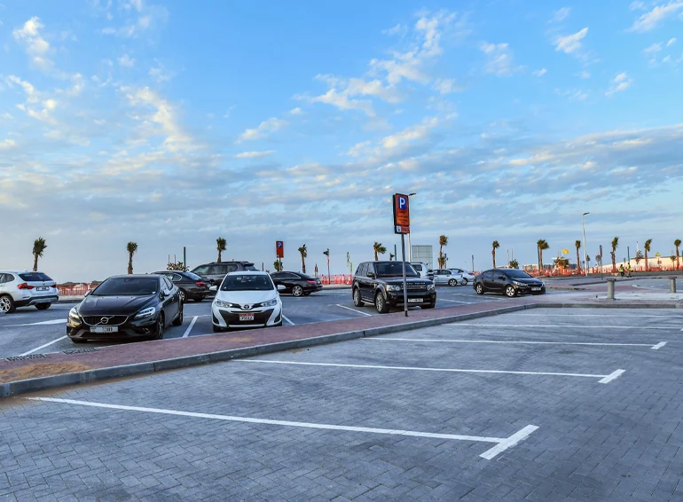 parking near jumeirah cafés and restaurants