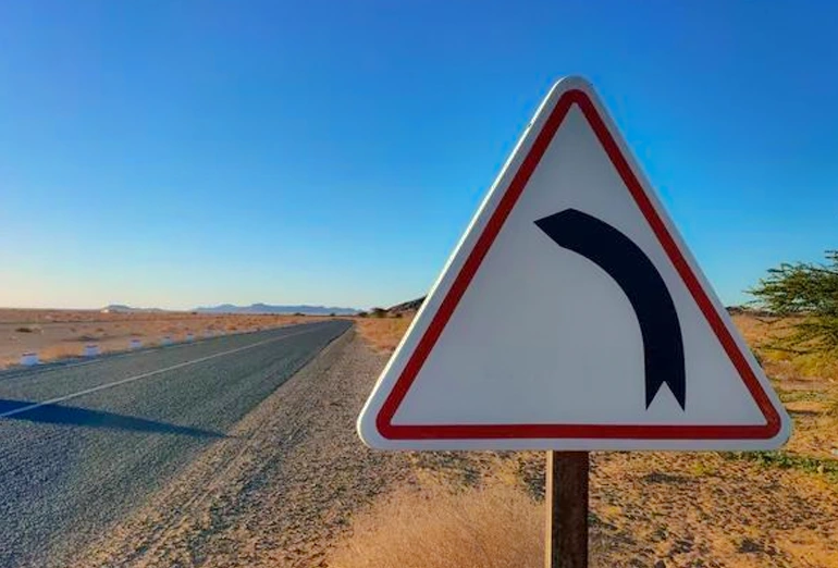 Curves sign in Dubai