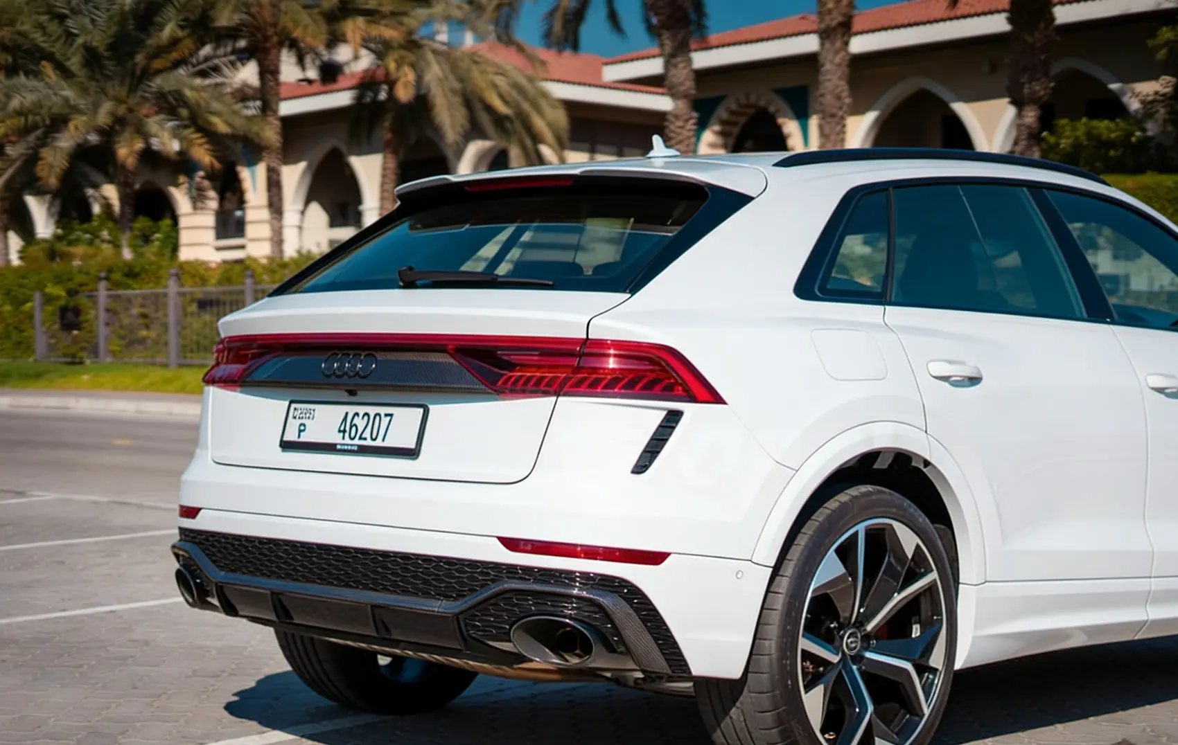 audi-rsq8-bianca-slide-3