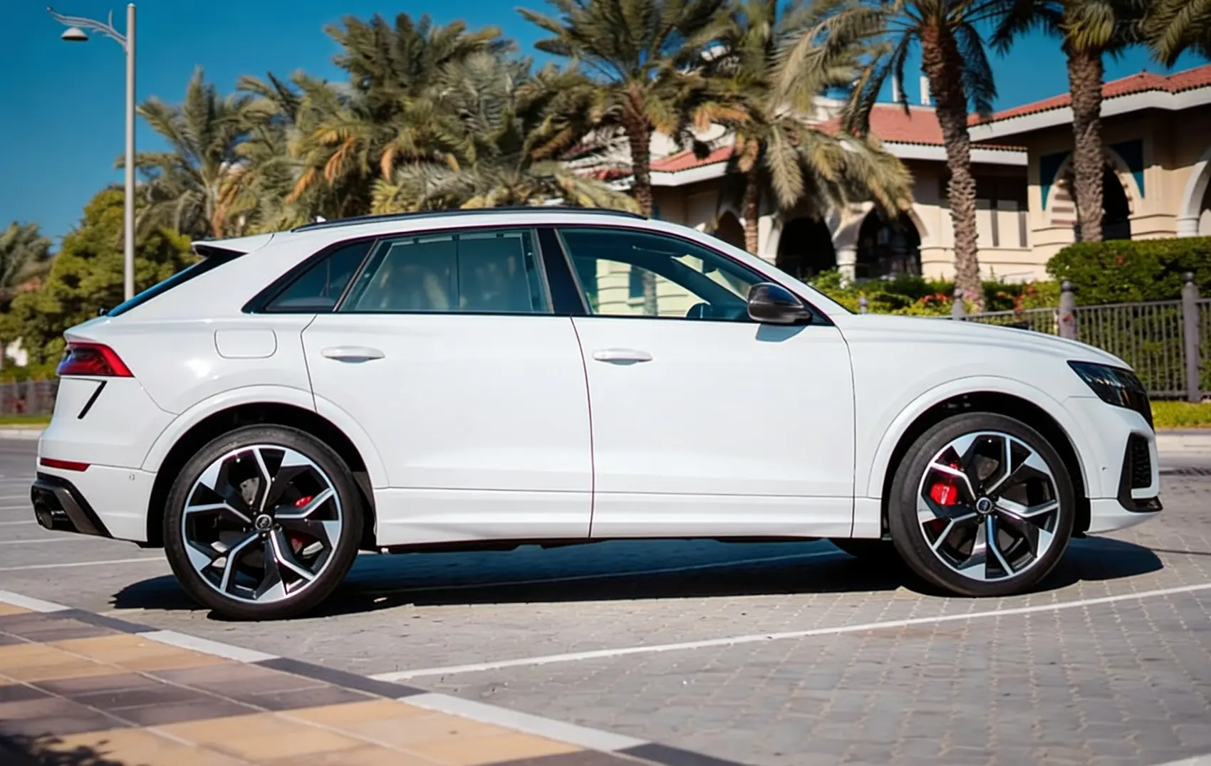 audi-rsq8-bianca-slide-4